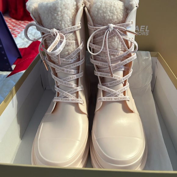 Michael Kors Women's Light Pink Winter Boots - Picture 4 of 7